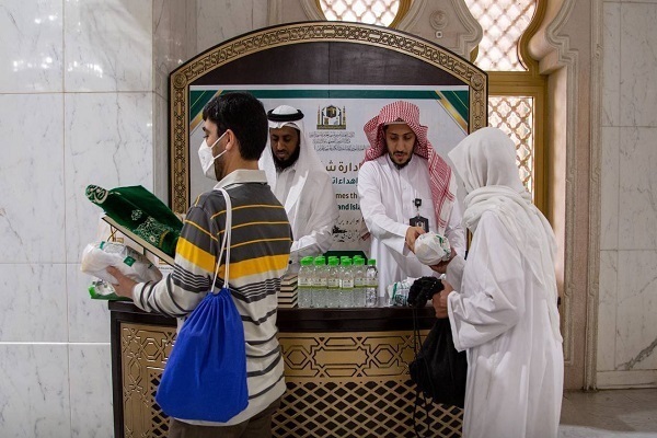 Beytül Haram hacılarına hediyeler dağıtılıyor