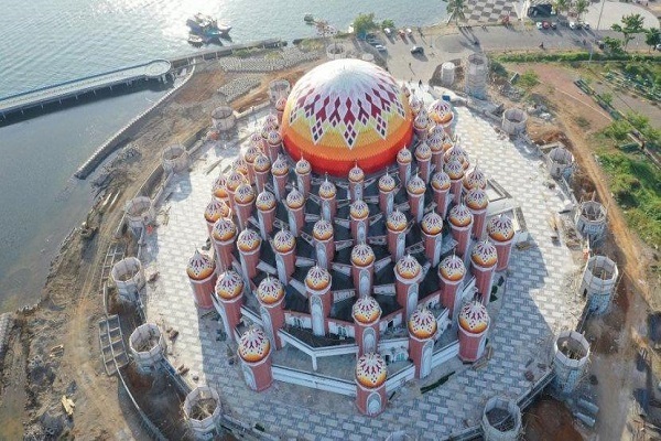 Endonezya’nın 99 kubbeli camii + video