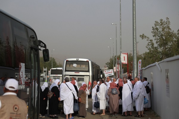 Türk hacı adaylarının Arafat'a intikali başladı