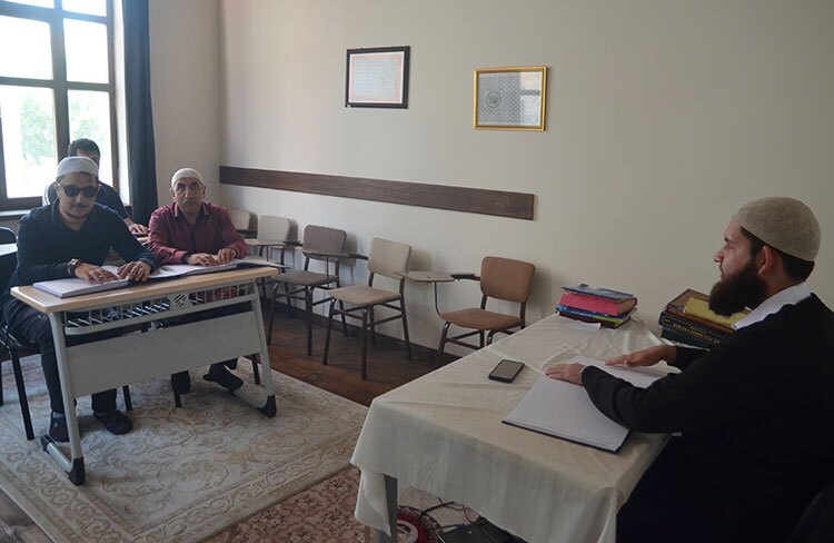 Görme engelli hafız gönül gözüyle Kur'an öğretiyor