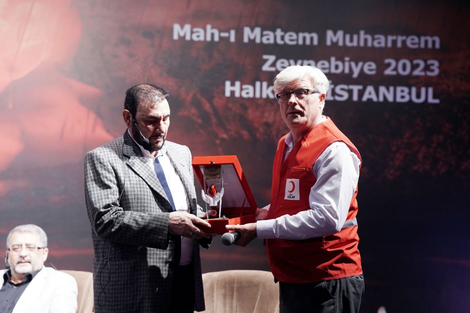 Kızılay'dan Türkiye'deki Ehlibeyt dostlarına teşekkür plaketi