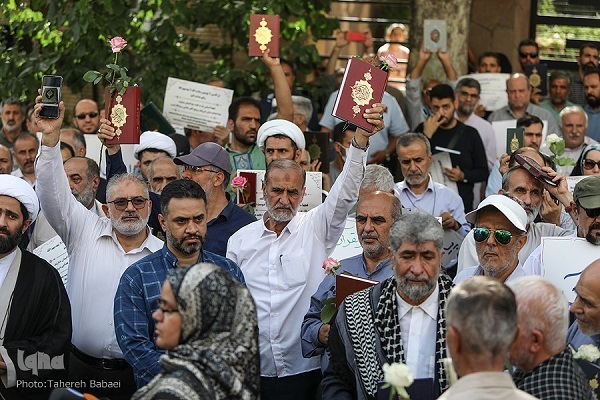 Kur’an cemaatinin protesto gösterisi İsveç Büyükelçiliği önünde düzenlendi