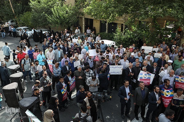 Kur’an cemaatinin protesto gösterisi İsveç Büyükelçiliği önünde düzenlendi