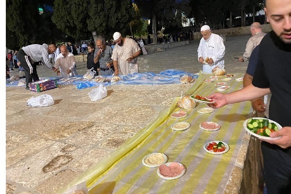 Mescid-i Aksa'da sabah namazı sonrası renkli görüntüler