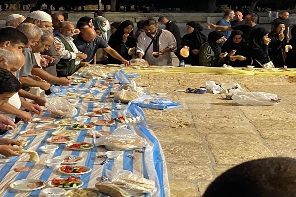 Mescid-i Aksa'da sabah namazı sonrası renkli görüntüler