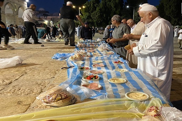 Mescid-i Aksa'da sabah namazı sonrası renkli görüntüler