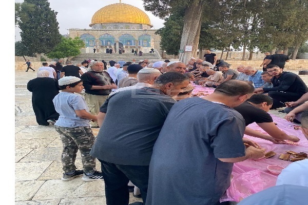 Mescid-i Aksa'da sabah namazı sonrası renkli görüntüler