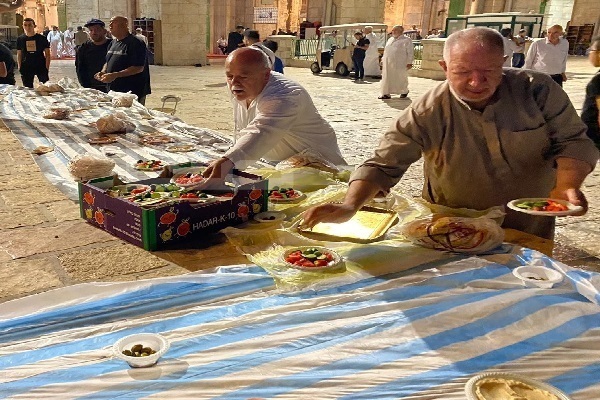 Mescid-i Aksa'da sabah namazı sonrası renkli görüntüler