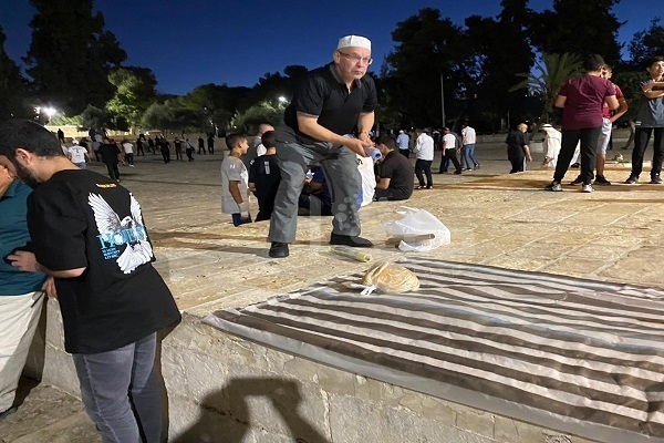 Mescid-i Aksa'da sabah namazı sonrası renkli görüntüler