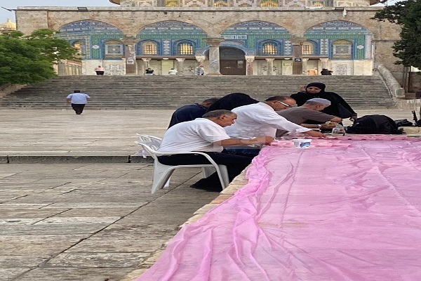 Mescid-i Aksa'da sabah namazı sonrası renkli görüntüler