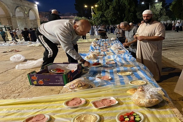 Mescid-i Aksa'da sabah namazı sonrası renkli görüntüler