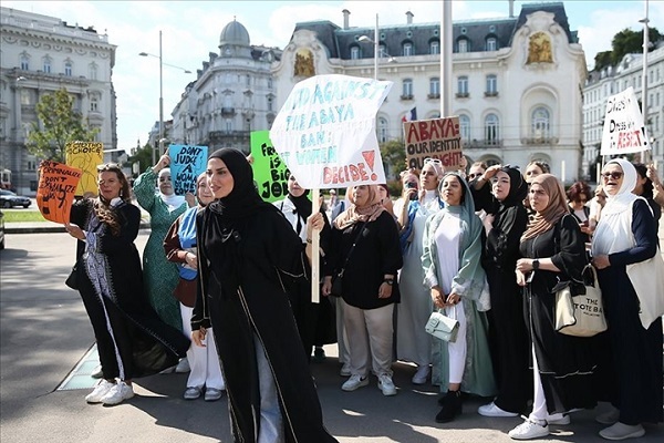 Avusturya'da, Fransa'daki okullarda uygulanan abaya yasağı karşıtı gösteri düzenlendi