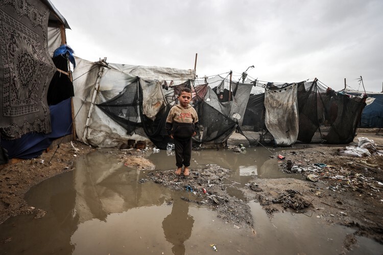 Gazze’de yerinden edilen Filistinlilerin çadırları yağmur sularının altında kaldı