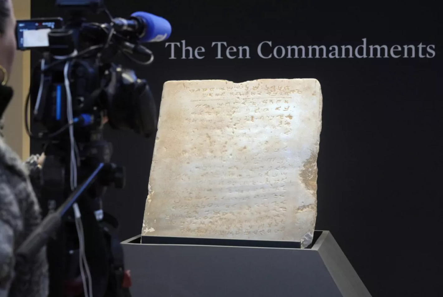 Hz Musa’nın 10 emrini içeren en eski taş tablet satıldı
