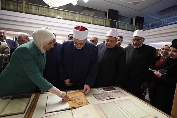 El Ezher Konferans Merkezinde Kûfi hattında Kur’an-ı Kerim nüshası sergilendi