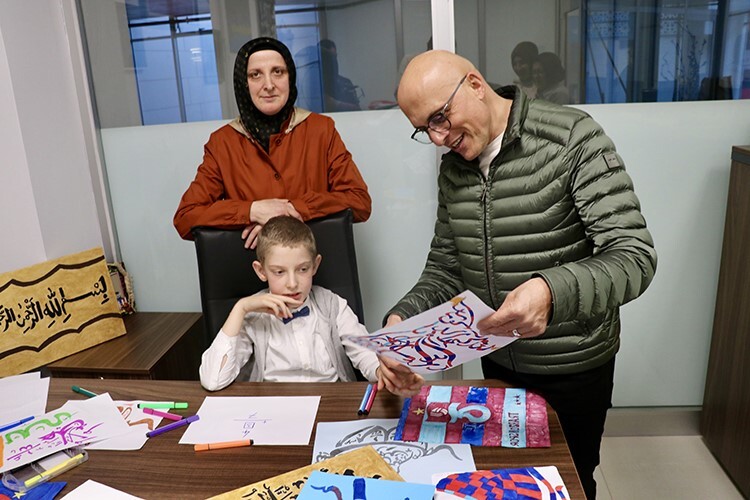 Otizmli 11 yaşındaki Yusuf'un yazdığı hatlar görenleri şaşırtıyor