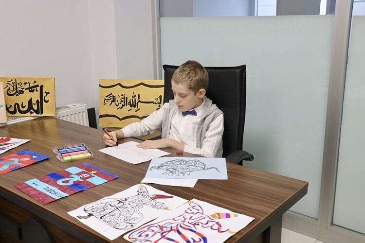 Otizmli 11 yaşındaki Yusuf'un yazdığı hatlar görenleri şaşırtıyor
