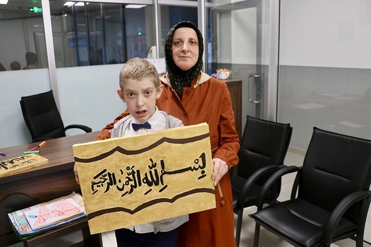 Otizmli 11 yaşındaki Yusuf'un yazdığı hatlar görenleri şaşırtıyor