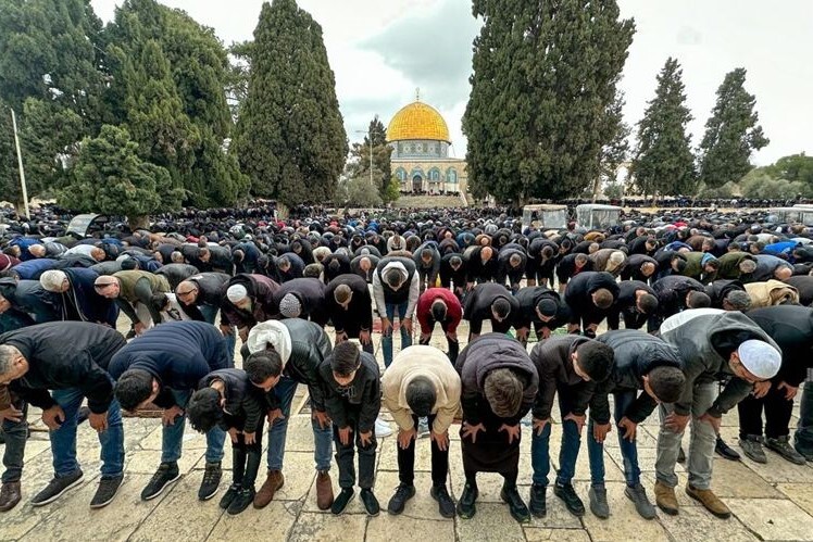 Mescid-i Aksa’da Cuma namazına 40 bin kişi katıldı