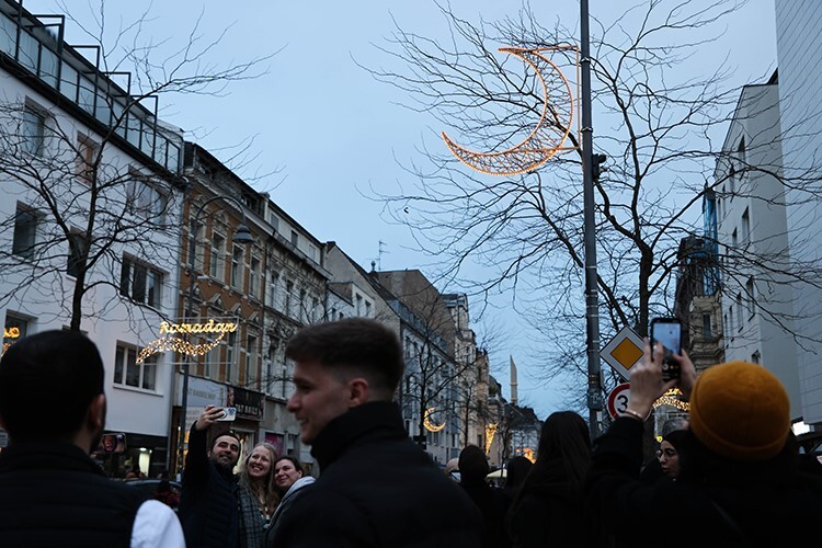 Almanya’nın Köln kentinde bir cadde Ramazana özel aydınlatıldı