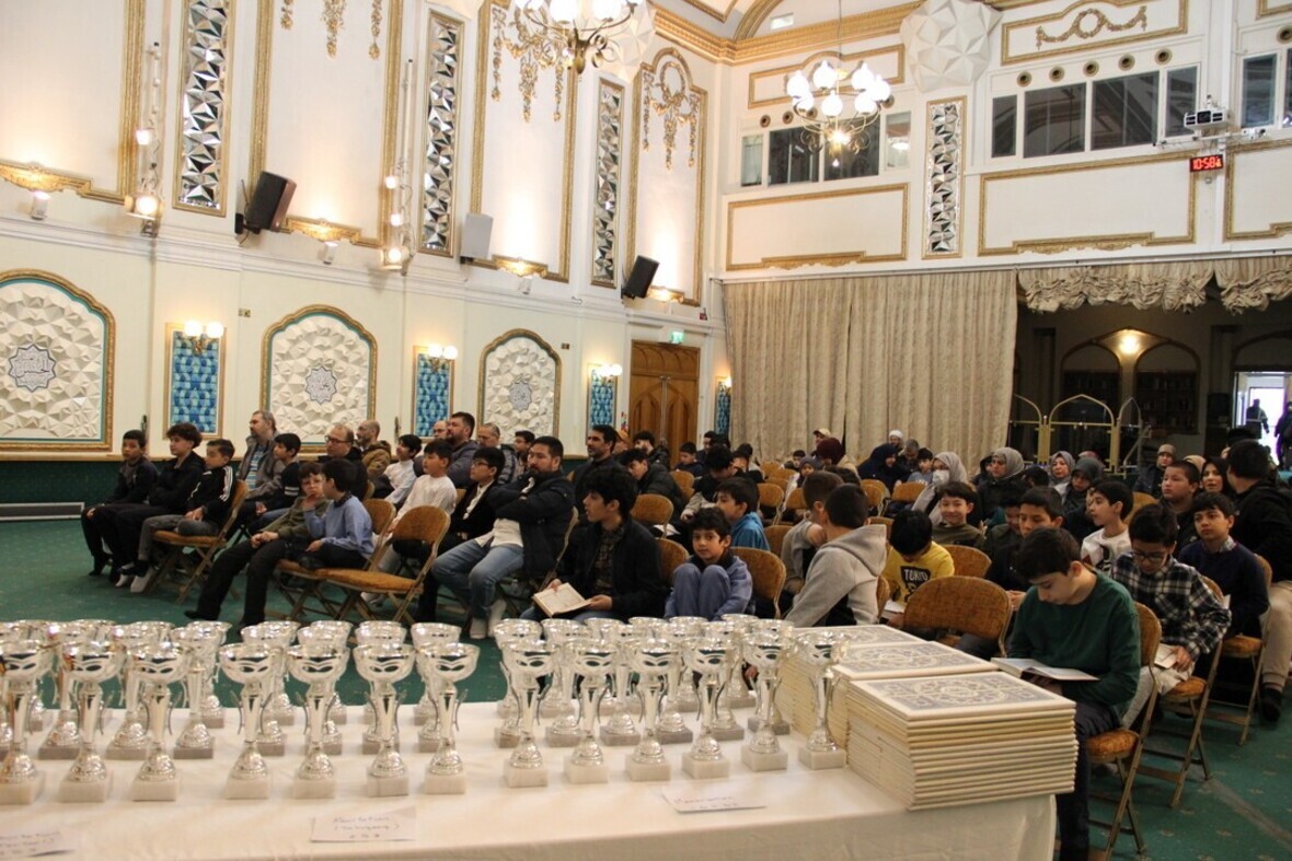 İngiltere İslam Merkezi Kur’an yarışması kazananları ödüllendirildi