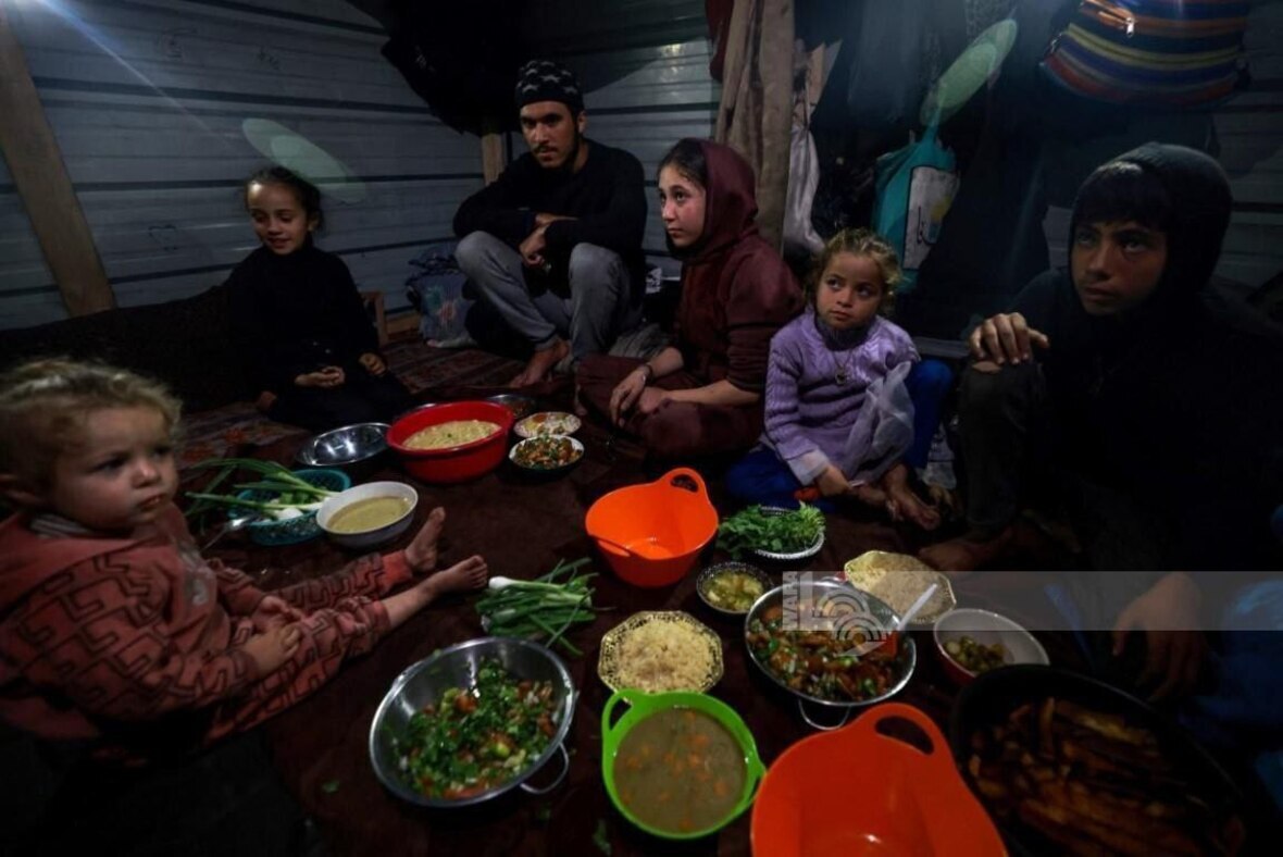 Filistinliler yıkılan evlerinin enkazı üstünde iftarlarını açtı |video