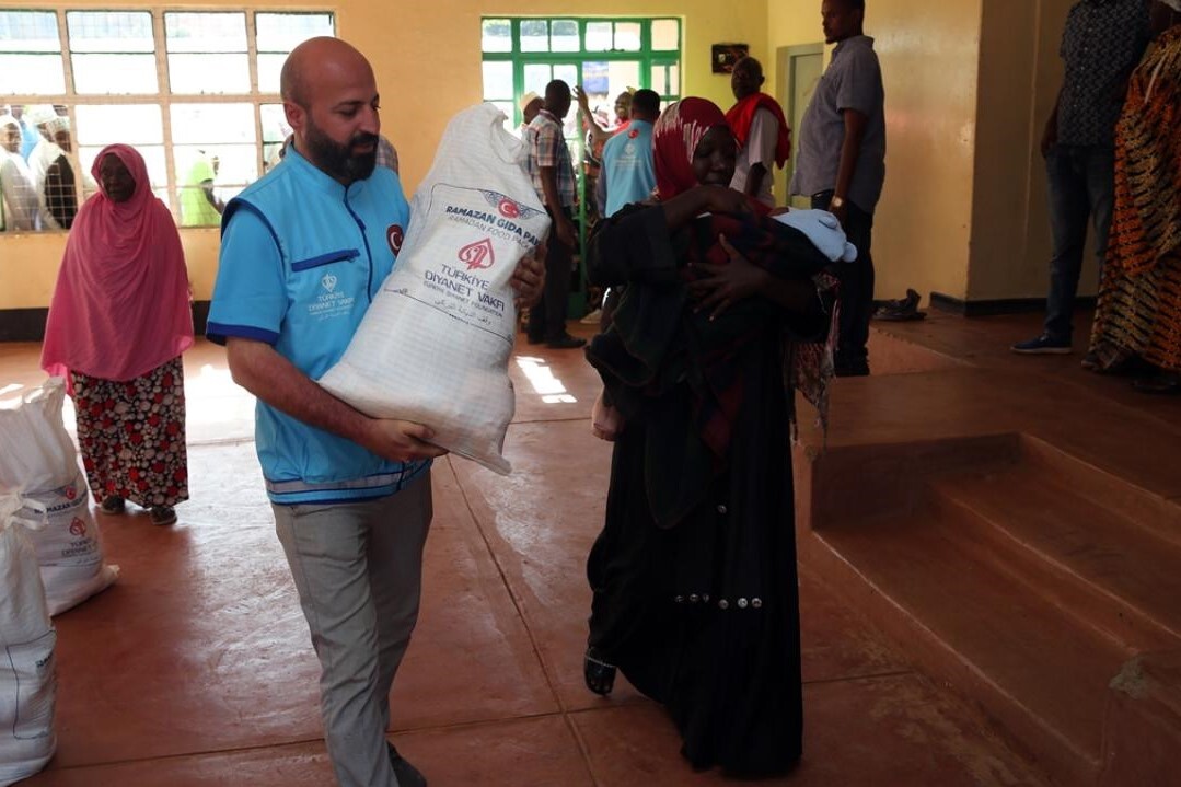 Türkiye Diyanet Vakfı Kenya’da su kuyusu açtı, gıda yardımı dağıttı