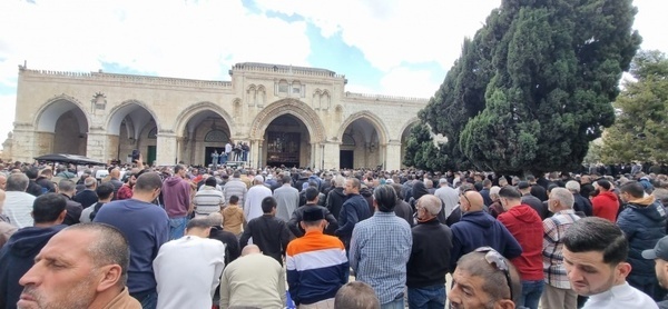 Ramazan ayının ilk Cuma namazına 80 bin Filistinli katıldı