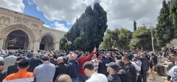 Ramazan ayının ilk Cuma namazına 80 bin Filistinli katıldı