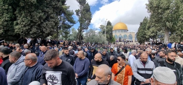 Ramazan ayının ilk Cuma namazına 80 bin Filistinli katıldı