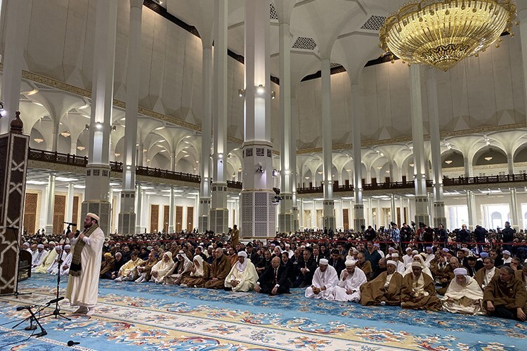 Dünyanın en büyük camilerinden Cezayir Ulu Camii’nde ilk Cuma namazı kılındı