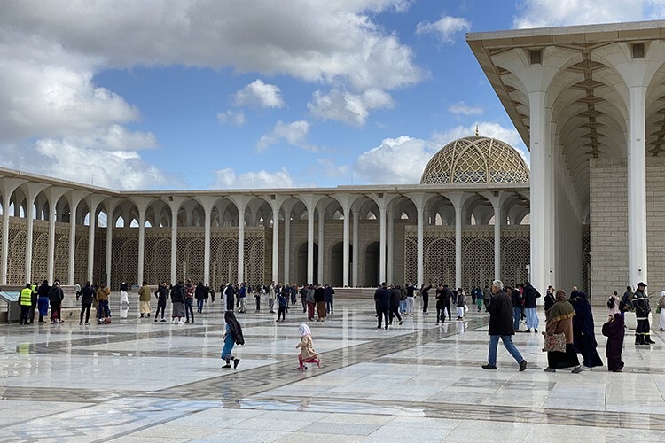 Dünyanın en büyük camilerinden Cezayir Ulu Camii’nde ilk Cuma namazı kılındı