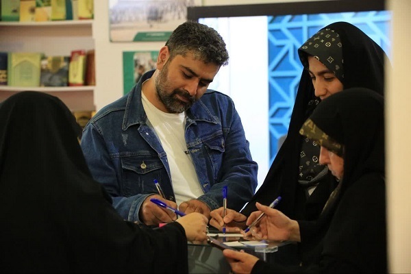 Kur’an sergisine gelen ziyaretçiler Irak çayı ile ağırlanıyor