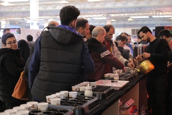 Kur’an sergisine gelen ziyaretçiler Irak çayı ile ağırlanıyor