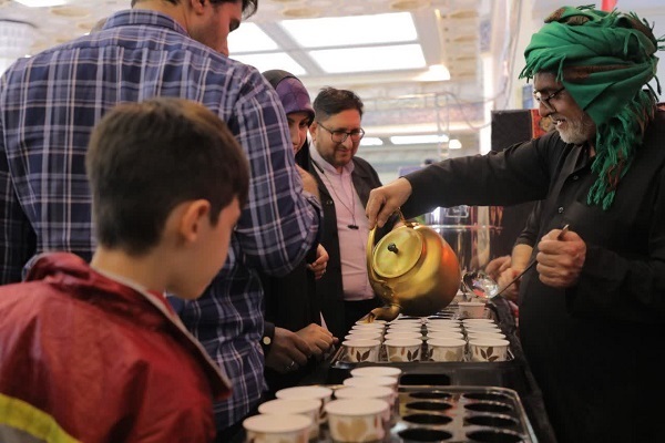 Kur’an sergisine gelen ziyaretçiler Irak çayı ile ağırlanıyor
