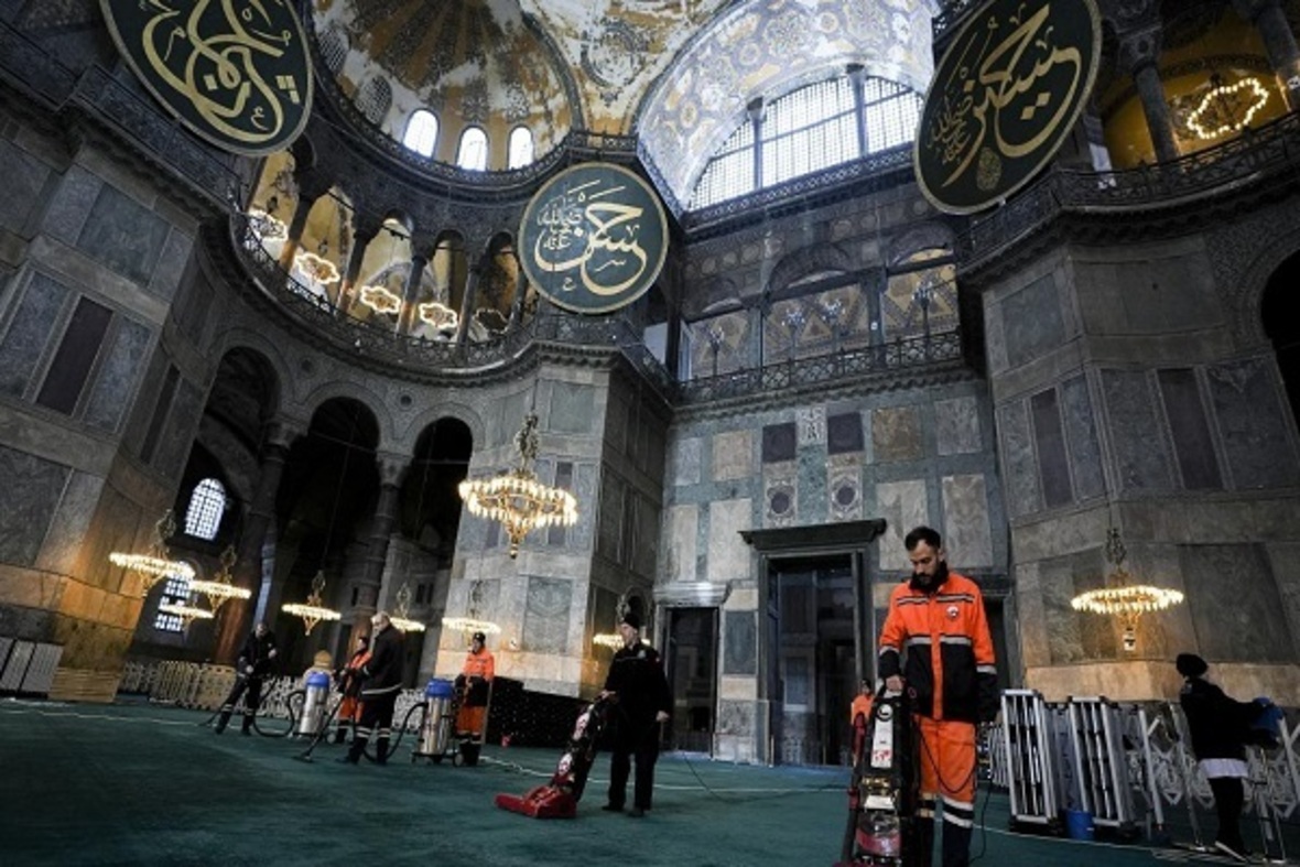 Ayasofya camii onbir ayın sultanına hazırlanıyor