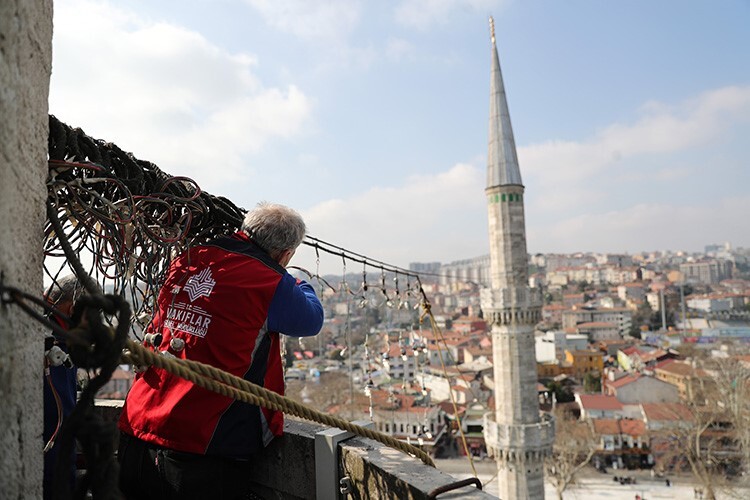 Ramazan ayının süsü “Mahyalar” camilere asılmaya başlandı