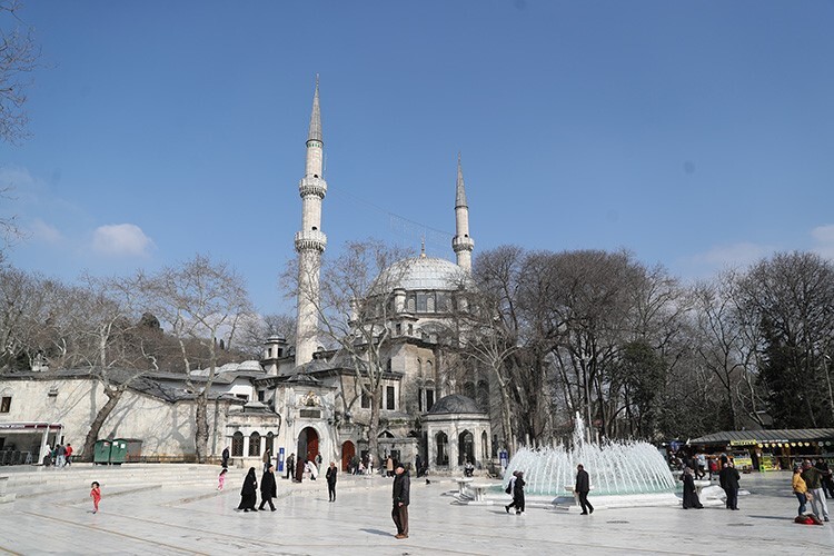 Ramazan ayının süsü “Mahyalar” camilere asılmaya başlandı