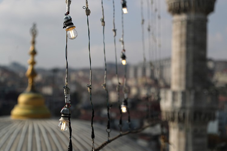 Ramazan ayının süsü “Mahyalar” camilere asılmaya başlandı