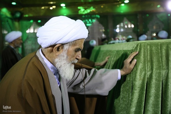 Uzmanlar meclisinin yeni üyeleri İmam Humeyni'nin huzurunda