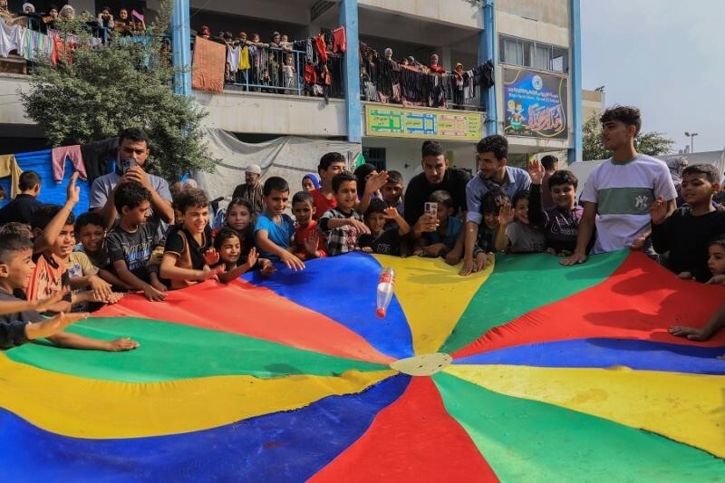 Gazze’de bir grup genç düzenledikleri etkinlikle çocukları savaş atmosferinden uzaklaştırmaya çalışıyor