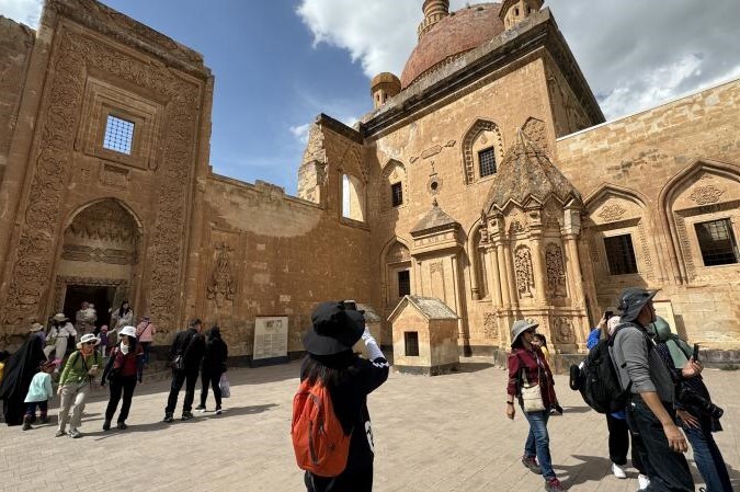 Turistlerin yoğun ilgi gösterdiği İshak Paşa Sarayı