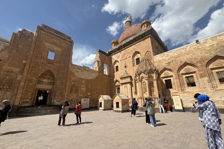 Turistlerin yoğun ilgi gösterdiği İshak Paşa Sarayı