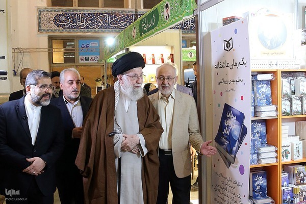 İslam İnkılabı Lideri Tahran Kitap Fuarını ziyaret etti