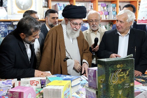 İslam İnkılabı Lideri Tahran Kitap Fuarını ziyaret etti