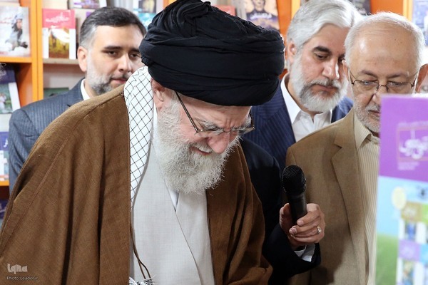 İslam İnkılabı Lideri Tahran Kitap Fuarını ziyaret etti