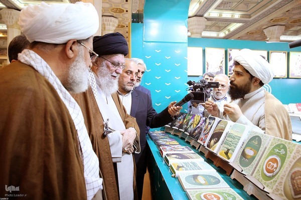 İslam İnkılabı Lideri Tahran Kitap Fuarını ziyaret etti