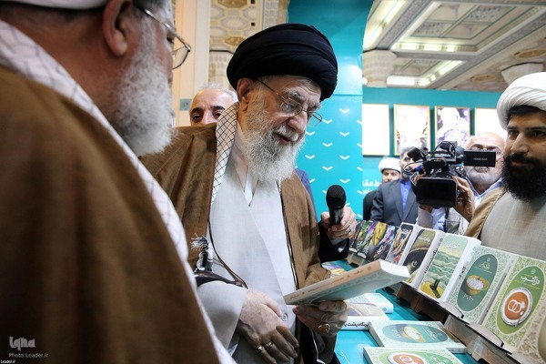 İslam İnkılabı Lideri Tahran Kitap Fuarını ziyaret etti