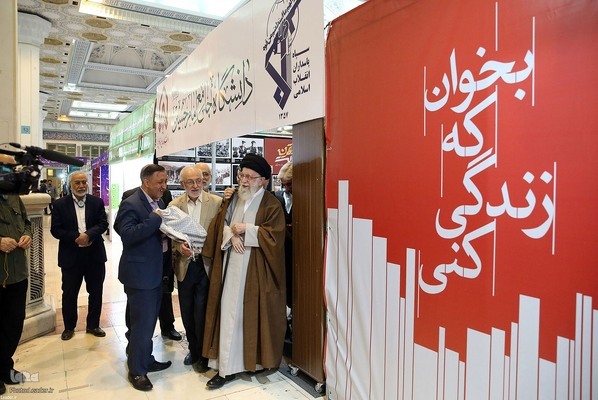 İslam İnkılabı Lideri Tahran Kitap Fuarını ziyaret etti