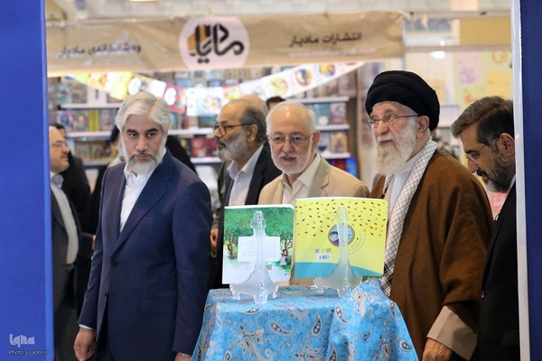 İslam İnkılabı Lideri Tahran Kitap Fuarını ziyaret etti